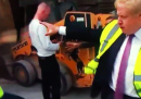 Il video di Boris Johnson che atterra un cameraman con la Forza