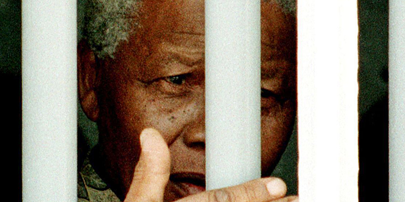 Nelson Mandela in visita nella cella di Robben Island dove ha passato 19 dei suoi 27 anni di prigione, 27 marzo 1998 (STEPHEN JAFFE/AFP/Getty Images)