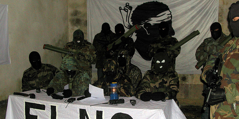 Membri del movimento separatista corso FLNC durante una conferenza stampa nel maggio del 2004 (STR/AFP/Getty Images)