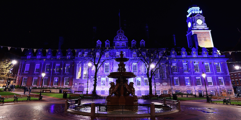 Il municipio di Leicester illuminato con i colori della squadra di calcio della città (Matthew Lewis/Getty Images)