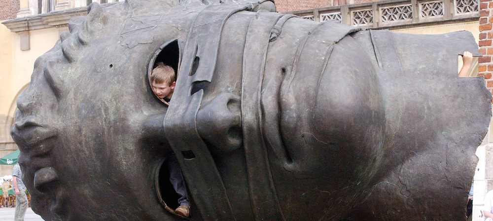 Una scultura dell'artista polacco Igor Mitoraj a Cracovia, Polonia, 2007. 
(AP Photo/Alik Keplicz)