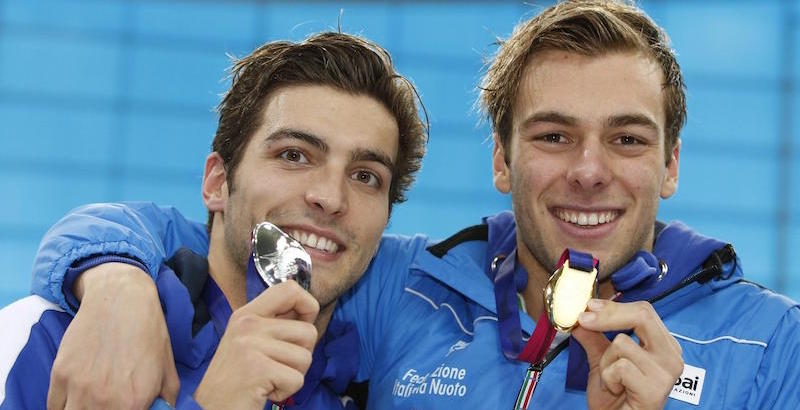 Gabriele Detti e Gregorio Paltrinieri con la medaglia d'argento e d'oro per i 1500 metri stile libero agli Europei di nuoto di Londra, 18 maggio 2016
(EPA/PATRICK B. KRAEMER)