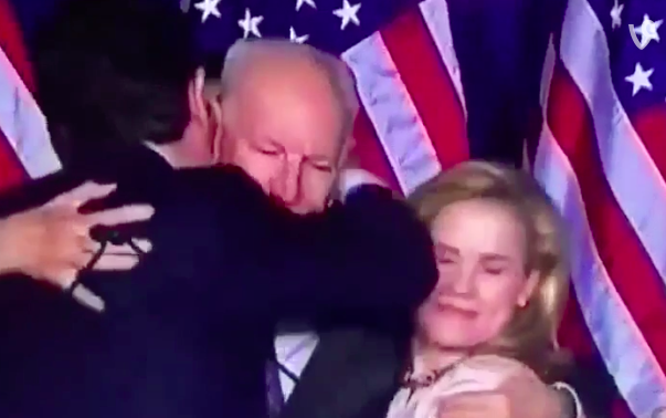 Questo abbraccio di Ted Cruz è andato bene come la sua campagna elettorale