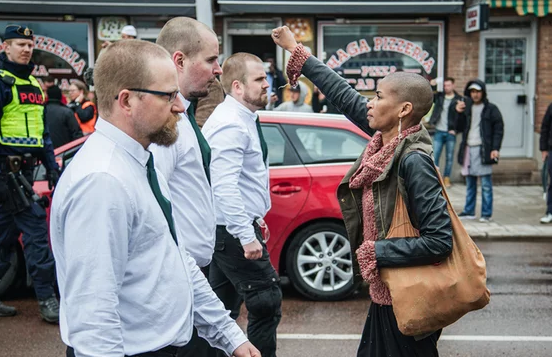 Da sola davanti a 300 neonazisti