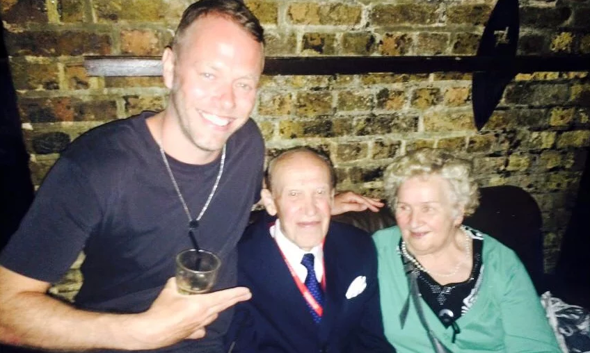 Un DJ di Londra sta cercando questi due 70enni che ha incontrato domenica in discoteca