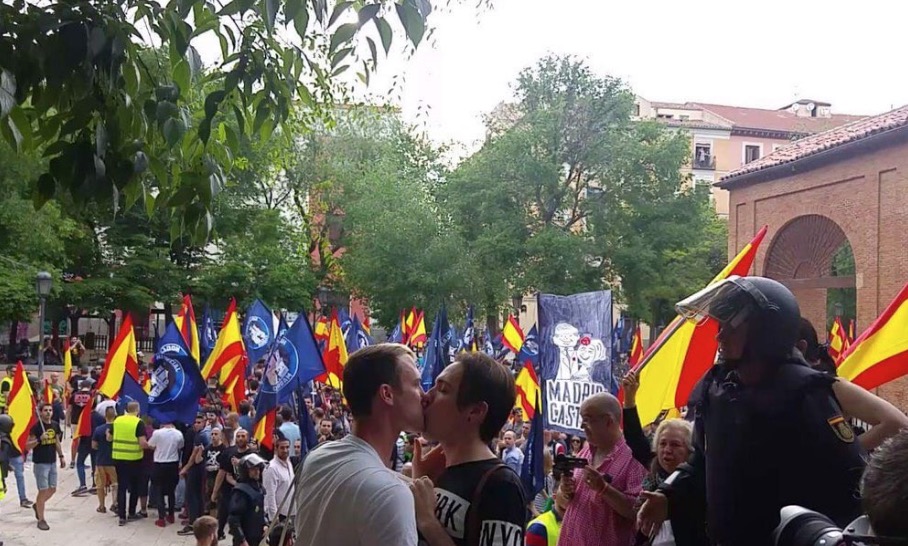 La foto dei due ragazzi che si sono baciati davanti a un corteo di neonazisti