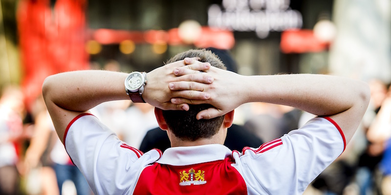 Un tifoso dell'Ajax dopo la vittoria del PSV (KOEN VAN WEEL/AFP/Getty Images)