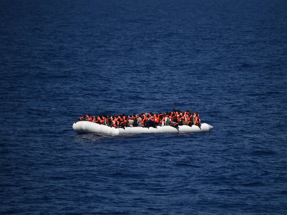 Un barcone pieno di migranti in attesa dei soccorsi - 24 maggio 2016
(GABRIEL BOUYS/AFP/Getty Images)