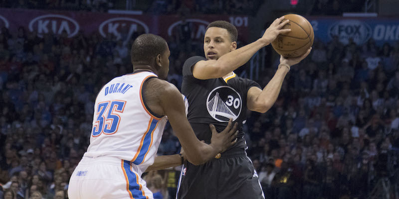 Stephen Curry dei Golden State Warriors e Kevin Durant degli Oklahoma City Thunder (Pat Carter/Getty Images)