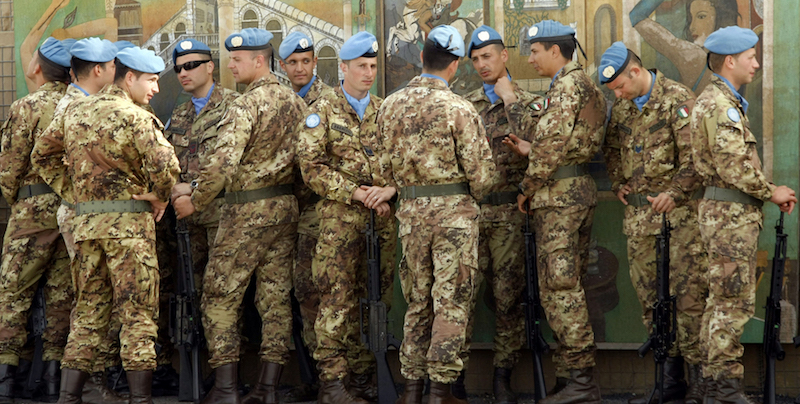 Soldati italiani della missione ONU in Libano fotografati il 7 aprile 2012 (MAHMOUD ZAYYAT/AFP/Getty Images)