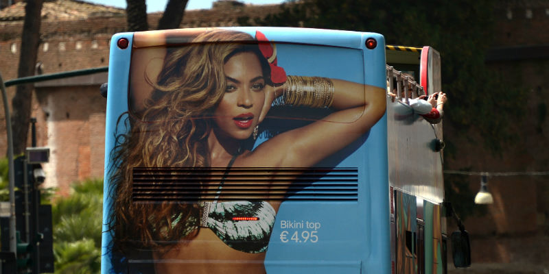 Una pubblicità di Beyoncé su un pullman per turisti a Roma nel 2013 ( GABRIEL BOUYS/AFP/Getty Images)
