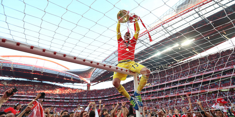 Il portiere del Benfica Paulo Lopes alza la coppa dopo al vittoria del campionato del Benfica (AP Photo/Steven Governo)