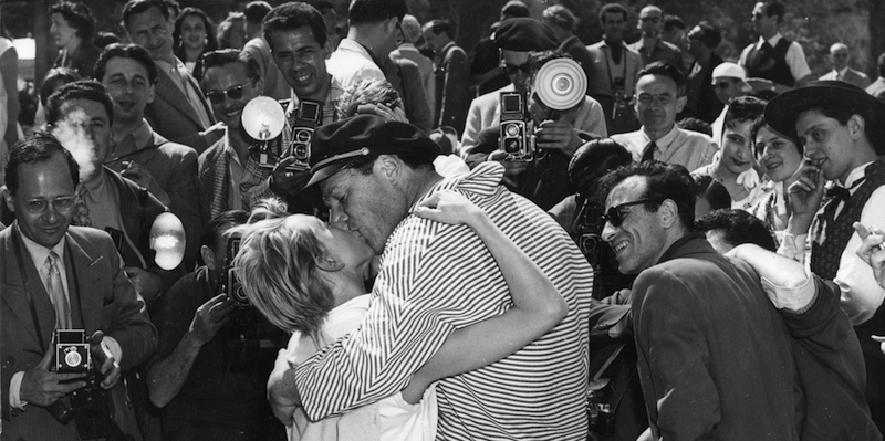 Eddie Constantine bacia la moglie Helene Mussel, 28 aprile 1955
(AP Photo/Babout)