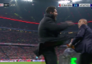 La manata di Simeone al suo team manager durante Bayern-Atletico