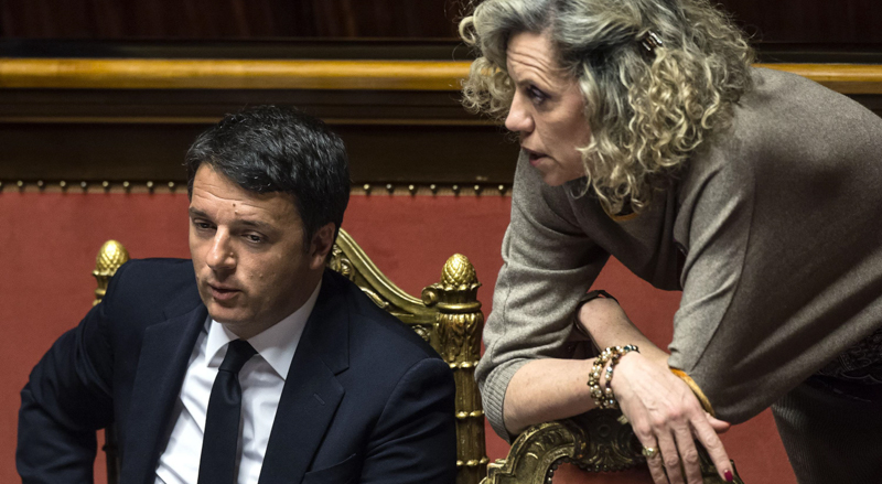 Il presidente del Consiglio Matteo Renzi con la senatrice Monica Cirinnà. (ANSA/ANGELO CARCONI)
