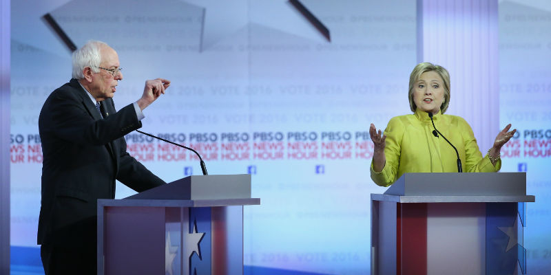 I candidati alle presidenziali americane del Partito Democratico Bernie Sanders e Hillary Clinton durante un dibattito a Milwaukee, Wisconsin, l'11 febbraio 2016 (Win McNamee/Getty Images)
