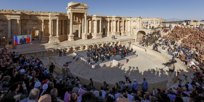 L'orchestra e il pubblico del concerto. Palmira, Siria, 5 maggio 2016 (Olga Balashova/Russian Defense Ministry Press Service via AP)