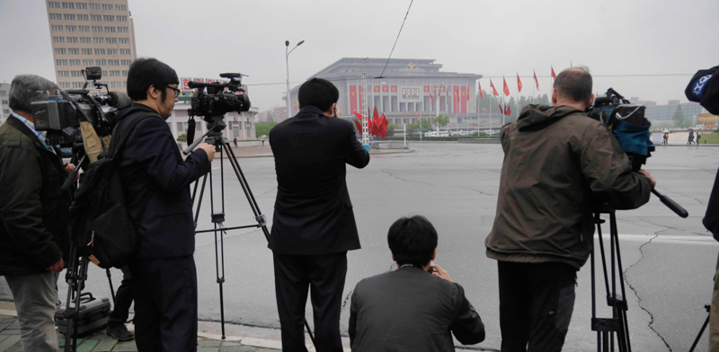 Giornalisti stranieri fuori dal Palazzo del 25 aprile, il 6 maggio. (AP Photo/Wong Maye-E, File)