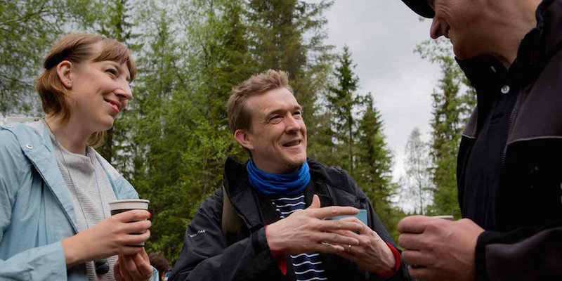 Lo scrittore David Mitchell, al centro, con l'artista Katie Paterson, il 28 maggio 2016, nella foresta del Nordmarka, in Norvegia (Future Library)