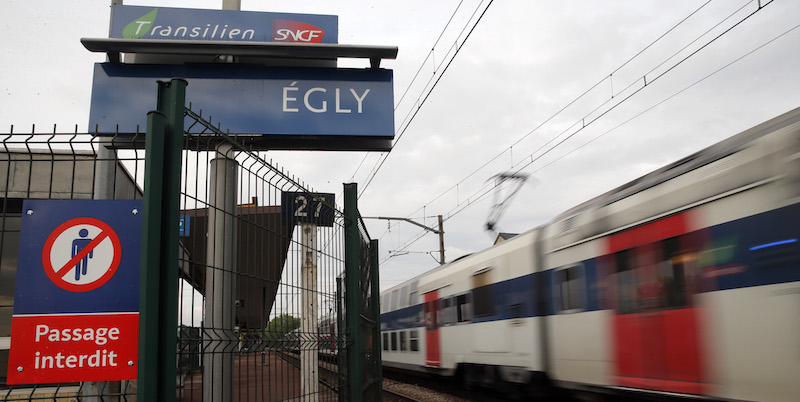 La stazione di Égly, a sud di Parigi, 11 maggio 2016 
(AP Photo/Christophe Ena)