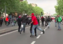 Il video del manifestante belga che stende un poliziotto con un pugno