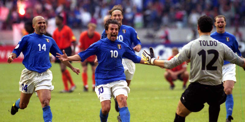 I giocatori della nazionale raggiungono Toldo dopo la vittoria ai rigori contro l'Olanda (Ap Photo/Carlo Fumagalli)