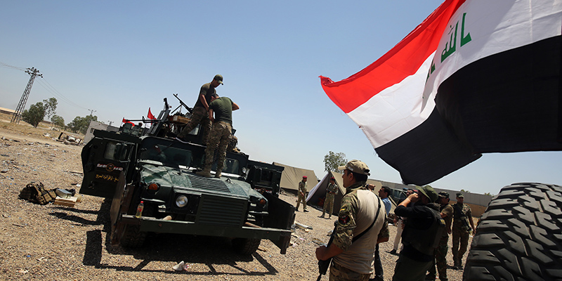 Soldati iracheni si preparano nella periferia di Falluja (AHMAD AL-RUBAYE/AFP/Getty Images)