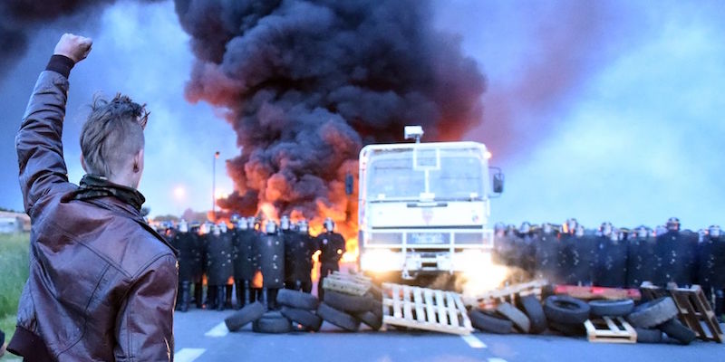 La protesta fuori da un deposito di carburanti a Douchy-Les-Mines - 25 maggio 2016
(FRANCOIS LO PRESTI/AFP/Getty Images)