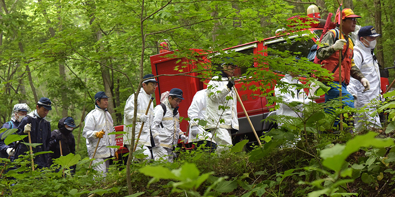 Squadre di ricerca nel bosco dove è scomparso Yamato Tanooka dopo essere stato abbandonato brevemente dai suoi genitori (Kyodo)
