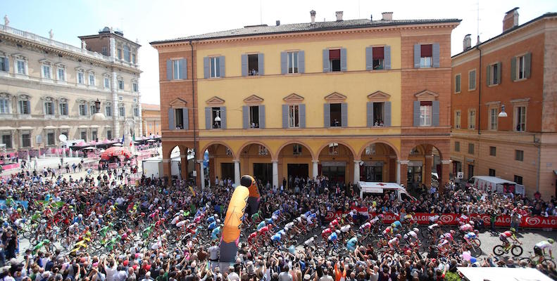 La partenza dell'11^ tappa del Giro d'Italia a Modena (ANSA / MATTEO BAZZI)