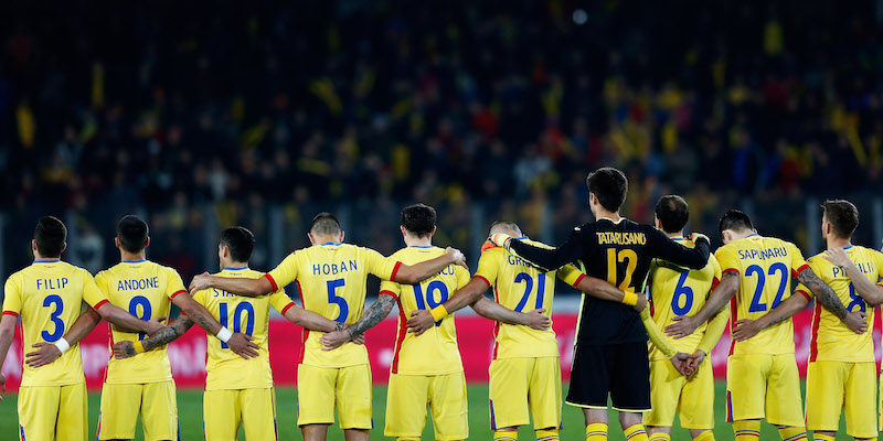 I giocatori della Romania prima dell'amichevole contro la Spagna (Dean Mouhtaropoulos/Getty Images)