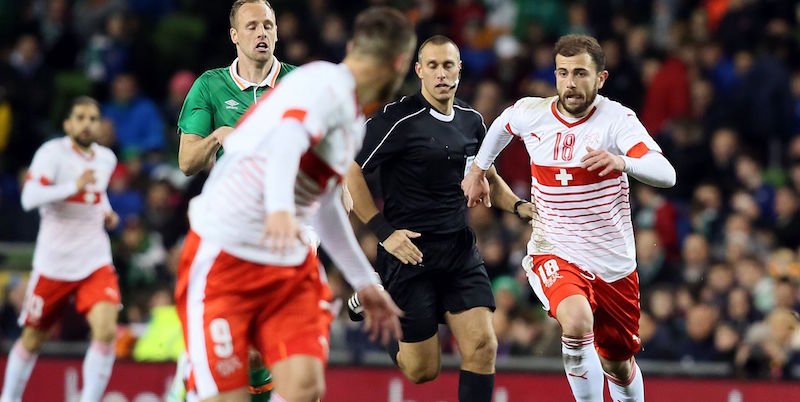 Lo svizzero Admir Mehmedi nell'amichevole contro l'Irlanda (PAUL FAITH/AFP/Getty Images)