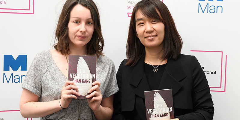 La scrittrice Han Kang e la traduttrice Deborah Smith. (LEON NEAL/AFP/Getty Images)