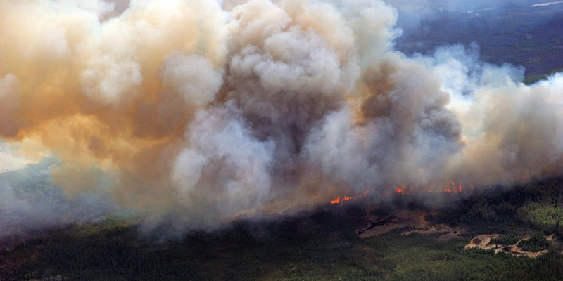 Una foto aerea del grande incendio - Alberta, Canada (EPA/MCpl VanPutten / CANADIAN ARMED FORCES)