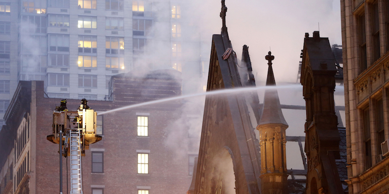 I pompieri provano a spegnere l'incendio alla Cattedrale serbo ortodossa di Santa Sava, Manhattan, New York
(AP Photo/Kathy Willens)