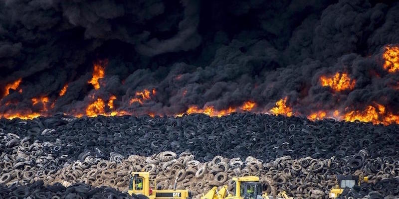 L'incendio in una discarica di pneumatici a Seseña, vicino a Toledo, 13 maggio 2016
(EPA/ISMAEL HERRERO)