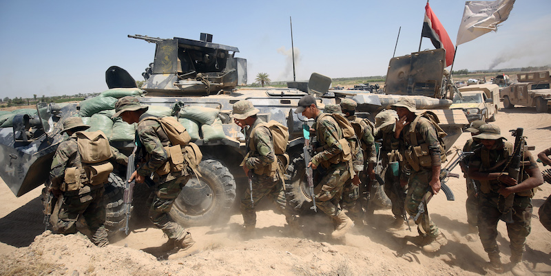 Soldati iracheni a nord-est di Fallujah, il 26 maggio 2016 (AHMAD AL-RUBAYE/AFP/Getty Images)