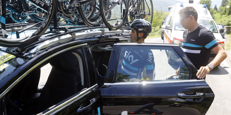 Mikel Landa sale sull'ammiraglia del Team Sky dopo essersi ritirato dal 99mo Giro d'Italia (LUK BENIES/AFP/Getty Images)