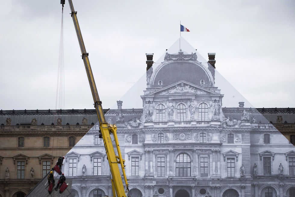 La piramide del Louvre è diventata un'installazione artistica Il Post