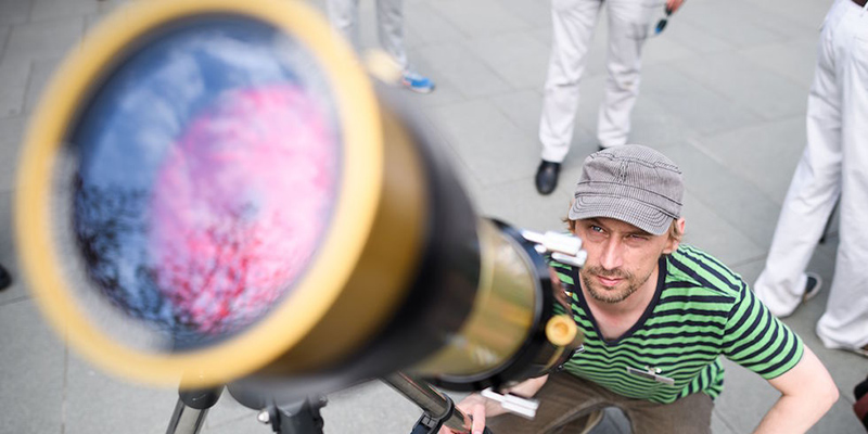 Un membro della Flamsteed Astronomy Society osserva il transito di Mercurio - Greenwich, Regno Unito (LEON NEAL/AFP/Getty Images)