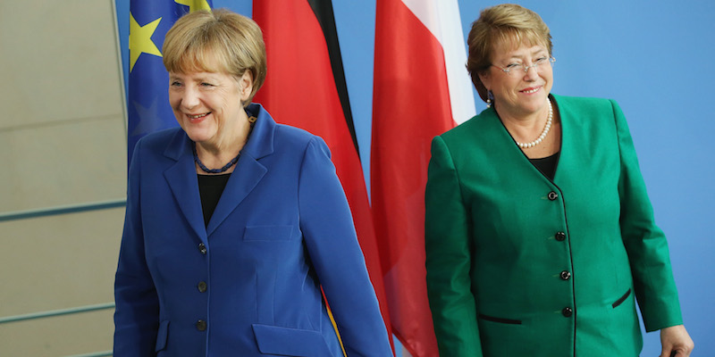 La cancelliera tedesca Angela Merkel e la presidente cilena Michelle Bachelet nel 2014 (Sean Gallup/Getty Images)