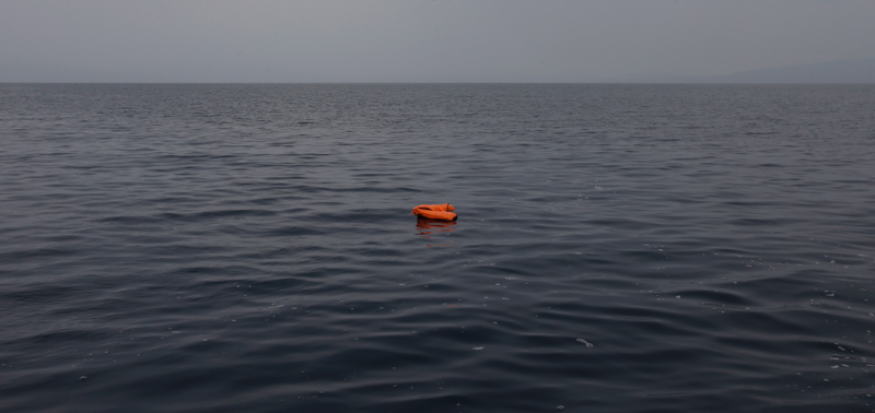 Un giubbotto di salvataggio nel Mediterraneo, fotografato durante un'esercitazione di un'organizzazione maltese il 2 marzo 2016. (AP Photo/Lefteris Pitarakis)