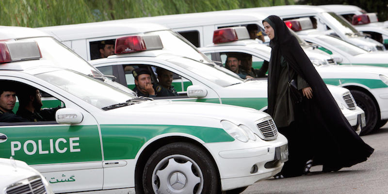 Una poliziotta della polizia morale iraniana a Teheran (BEHROUZ MEHRI/AFP/Getty Images)