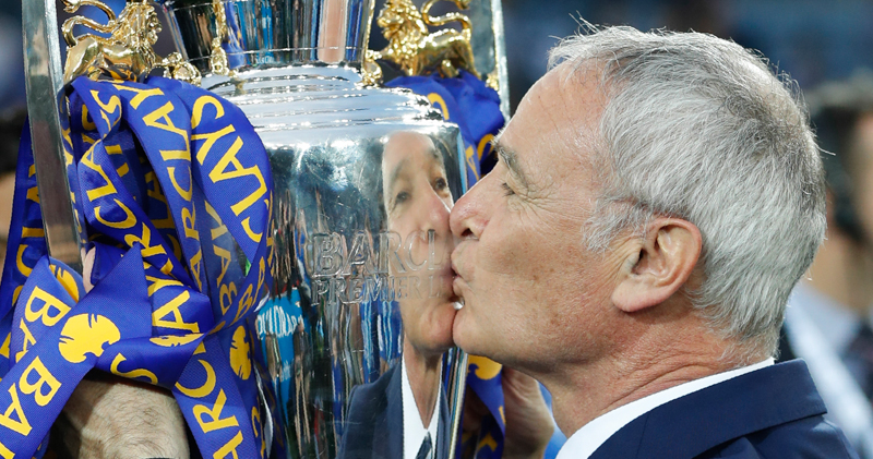 L'allenatore del Leicester Claudio Ranieri bacia la coppa. (ADRIAN DENNIS/AFP/Getty Images)