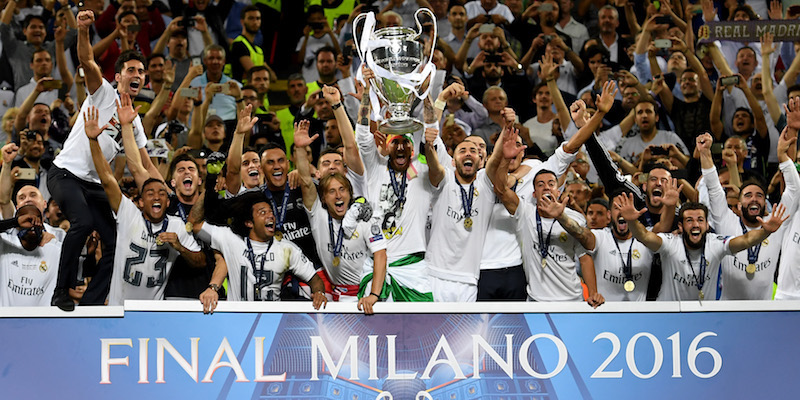 Sergio Ramos, capitano del Real Madrid, mentre alza la coppa (Shaun Botterill/Getty Images)