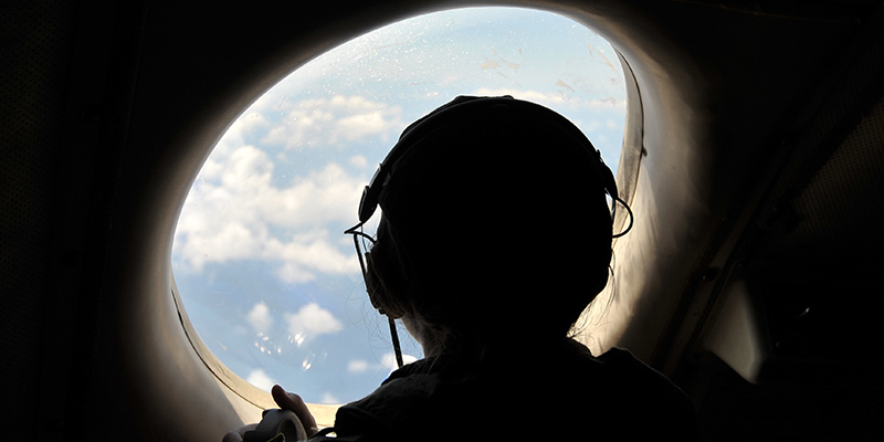 Un tenente della Marina militare degli Stati Uniti partecipa alle ricerche del volo MS804 di EgyptAir a bordo di un Lockheed P-3C Orion (AP Photo/Salvatore Cavalli)
