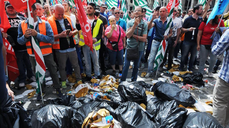 La manifestazione degli operatori ecologici in sciopero, Torino, 30 maggio 2016. (ANSA/ALESSANDRO DI MARCO)