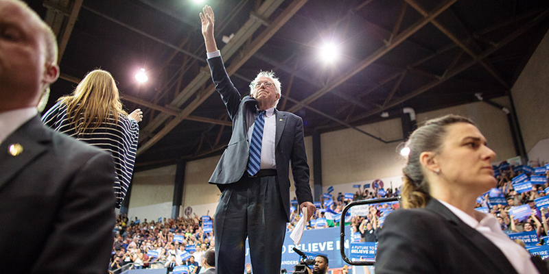 Il senatore Bernie Sanders, candidato alle primarie del Partito Democratico per le presidenziali negli Stati Uniti (ROB KERR/AFP/Getty Images)