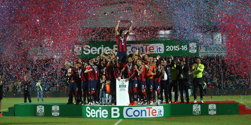 I giocatori del Crotone mentre alzano il trofeo della Serie B (Maurizio Lagana/Getty Images)