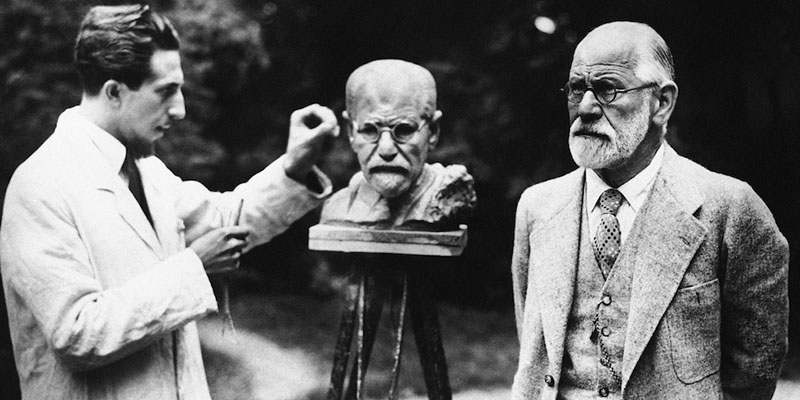 Sigmund Freud nel 1931 in posa davanti a uno scultore. (AP Photo/File)